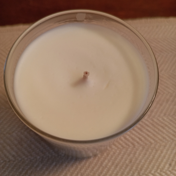White Barn Sun Drenched Linen Candle | 8oz - Picture 4 of 5